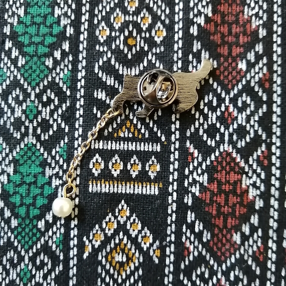 📍2/20$ Cat With Pearl Tassel Enamel Pin NWOT - Picture 4 of 6